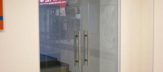 Стеклянная дверь (двустворчатая, распашная, стекло прозрачное)